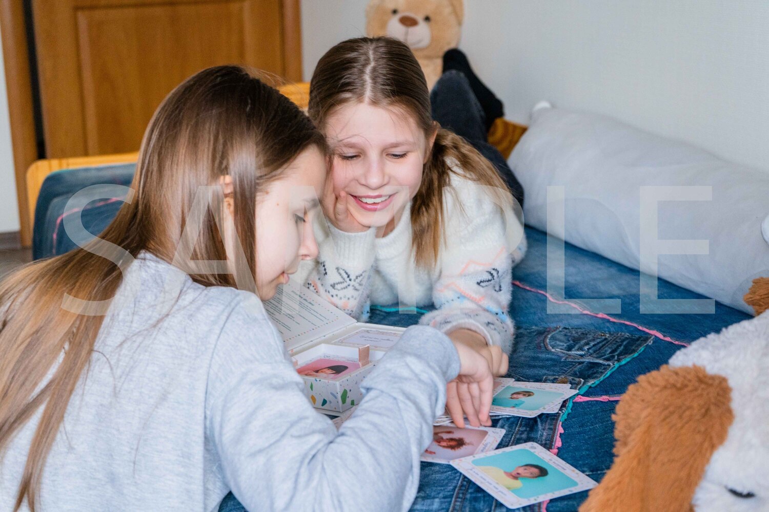 Deux filles jouant ensemble