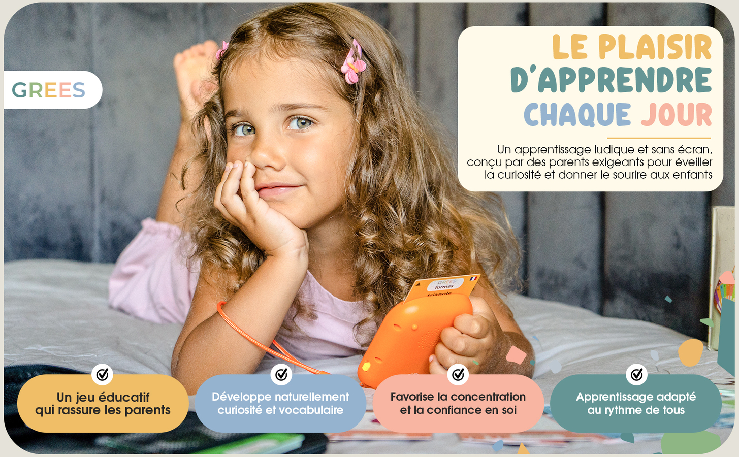 Enfant souriante utilisant le lecteur de cartes GREES